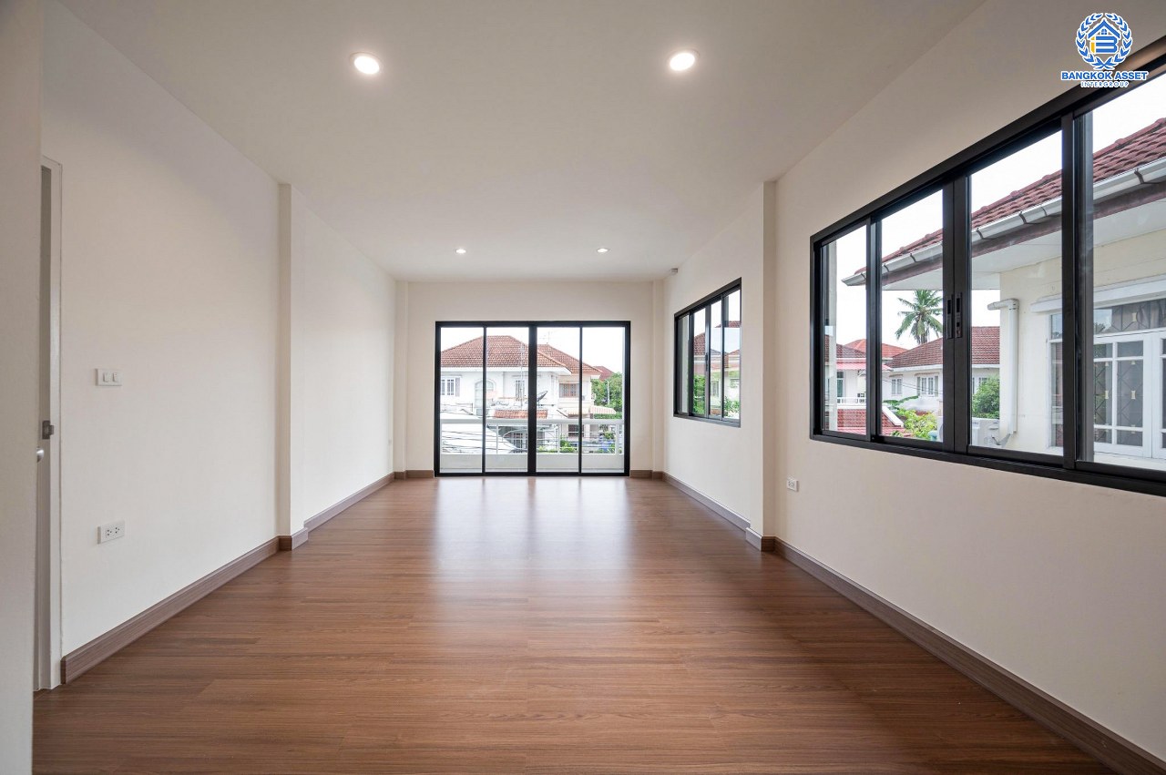 บ้านมือสองตกแต่งใหม่ โครงการ วรารมย์ เพชรเกษม81 แบรนด์ Q.House รองรับทุกความสุขใกล้ส่วนกลาง เนื้อที่ 64.1 ตร.ว. ฟังก์ชัน 4 ห้องนอน 3 ห้องน้ำ 1 ห้องอเนกประสงค์ จอดรถได้ 2 คัน บนทำเลใกล้ The Mall บางแค และเชื่อมต่อ ถนนกาญจนาฯ ถนนบางบอน และถนนพุทธมณฑลสาย4